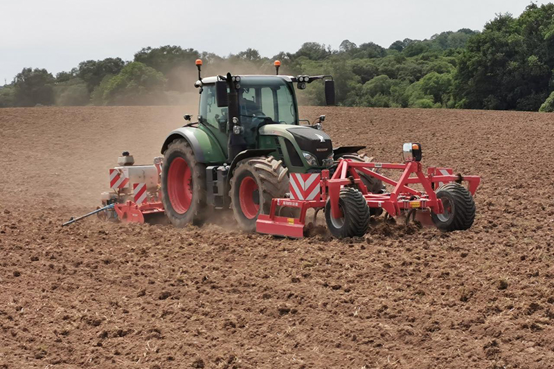 Semis de maïs avec un tracteur